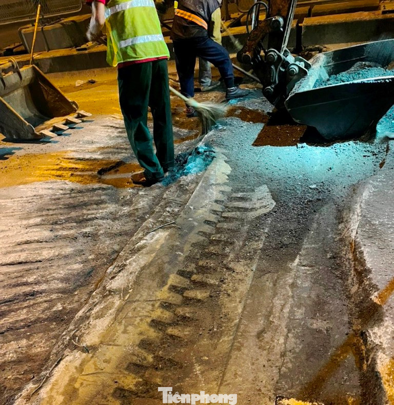 Từ thực tế trên, lãnh đạo Ban Duy tu các công trình giao thông, Sở Xây dựng cho biết, hiện Ban đang thực hiện dự án sửa chữa "cấp lớn" trong đó có "đóng" đường Vành đai 3 trên cao vào buổi tối và đóng 1/2 lòng đường vào ban ngày để sửa chữa, thay thế các vị trí khe co giãn đã bị hỏng. Từ thực tế trên, lãnh đạo Ban Duy tu các công trình giao thông, Sở Xây dựng cho biết, hiện Ban đang thực hiện dự án sửa chữa "cấp lớn" trong đó có "đóng" đường Vành đai 3 trên cao vào buổi tối và đóng 1/2 lòng đường vào ban ngày để sửa chữa, thay thế các vị trí khe co giãn đã bị hỏng.