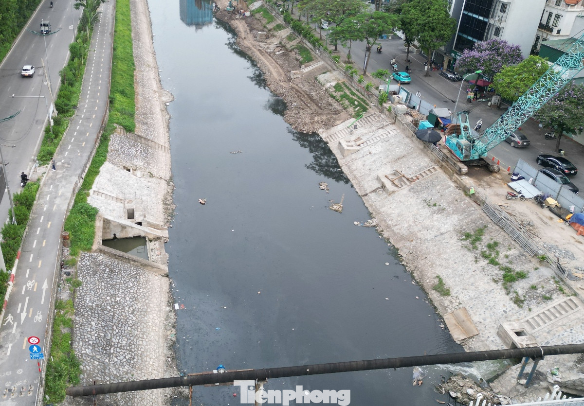 Lòng sông Tô Lịch và đường ven bờ đoạn qua cầu vượt Trần Duy Hưng sang đường Nguyễn Chí Thanh cũng đang dựng rào và huy động máy cẩu đến để chuẩn bị khoan ngầm. Lòng sông Tô Lịch và đường ven bờ đoạn qua cầu vượt Trần Duy Hưng sang đường Nguyễn Chí Thanh cũng đang dựng rào và huy động máy cẩu đến để chuẩn bị khoan ngầm.