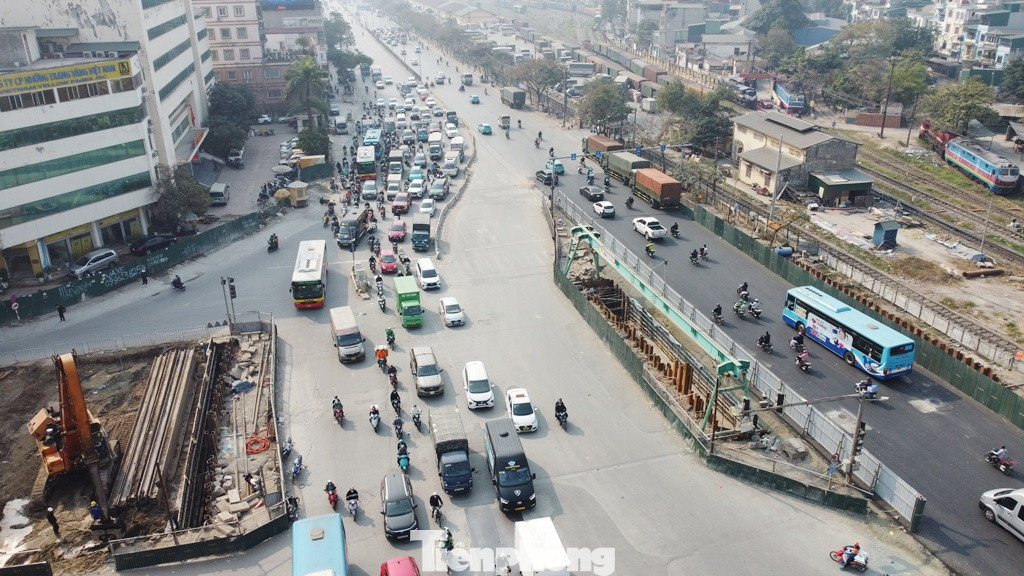 Thực trạng giao thông và công trường thi công hầm chui qua nút giao Giải Phóng - Kim Đồng trong sáng 6/1.