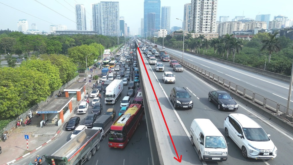 Trong khi đường ùn tắc, thì làn đường dừng khẩn cấp (mũi tên đỏ) lại vắng bóng xe lưu thông. Trong khi đường ùn tắc, thì làn đường dừng khẩn cấp (mũi tên đỏ) lại vắng bóng xe lưu thông.