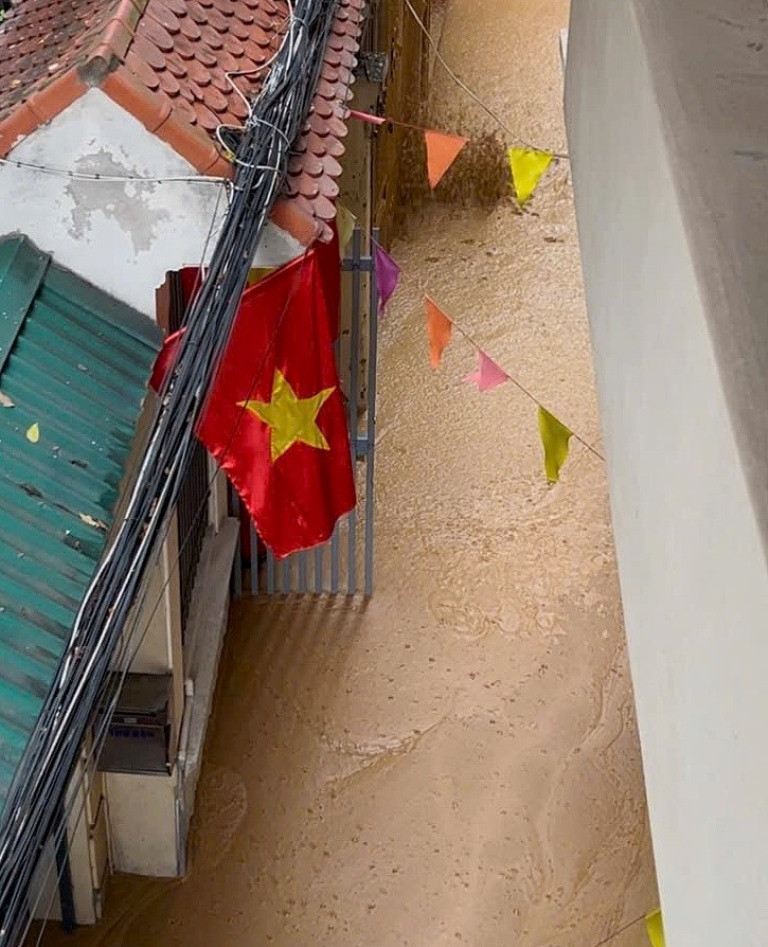 Một số đoạn ngõ 7 phố Giang Văn Minh chất lỏng đã tràn và dâng lên cao; giao thông tại đây tạm thời bị phong toả. Một số đoạn ngõ 7 phố Giang Văn Minh chất lỏng đã tràn và dâng lên cao; giao thông tại đây tạm thời bị phong toả.