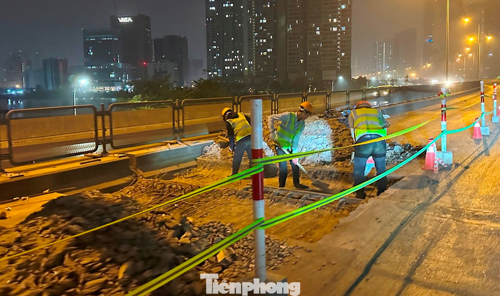 Sở Xây dựng cho biết trong thời gian từ ngày 23/3-27/4, các đơn vị thi công thực hiện cấm toàn bộ xe vào ban đêm, ban ngày thì cấm 1/2 lòng đường tuyến đường Vành đai 3 trên cao từ Mai Dịch về nút giao đại lộ Thăng Long để sửa chữa khe co giãn và sửa chữa các gối cầu.