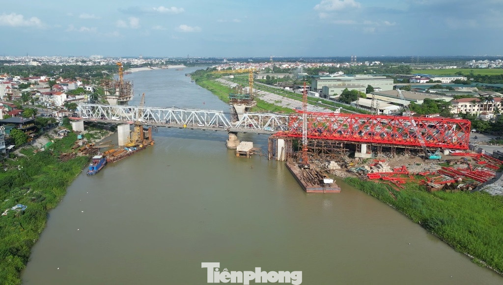 Do không vướng mặt bằng nên cầu đường sắt đang được thi công nhanh chóng, các nhà thầu đã cơ bản hoàn thành các trụ cầu vượt sông.