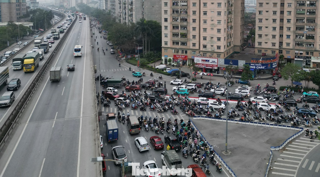 Vào giờ cao điểm sáng, chiều, nút giao ngã 5 Linh Đàm thường xuyên ùn tắc giao thông. Ảnh chụp sáng 23/4. Vào giờ cao điểm sáng, chiều, nút giao ngã 5 Linh Đàm thường xuyên ùn tắc giao thông. Ảnh chụp sáng 23/4.