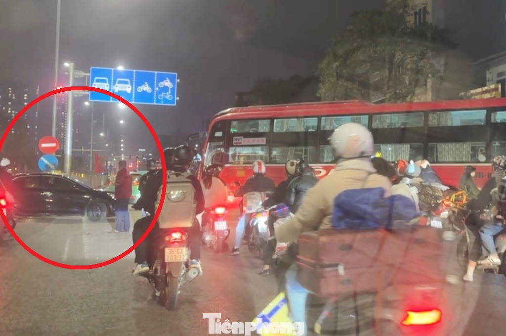 Thậm chí, một ô tô 4 chỗ phải lùi lại để xe khách BKS 36B-01235 đủ không gian sang đường.