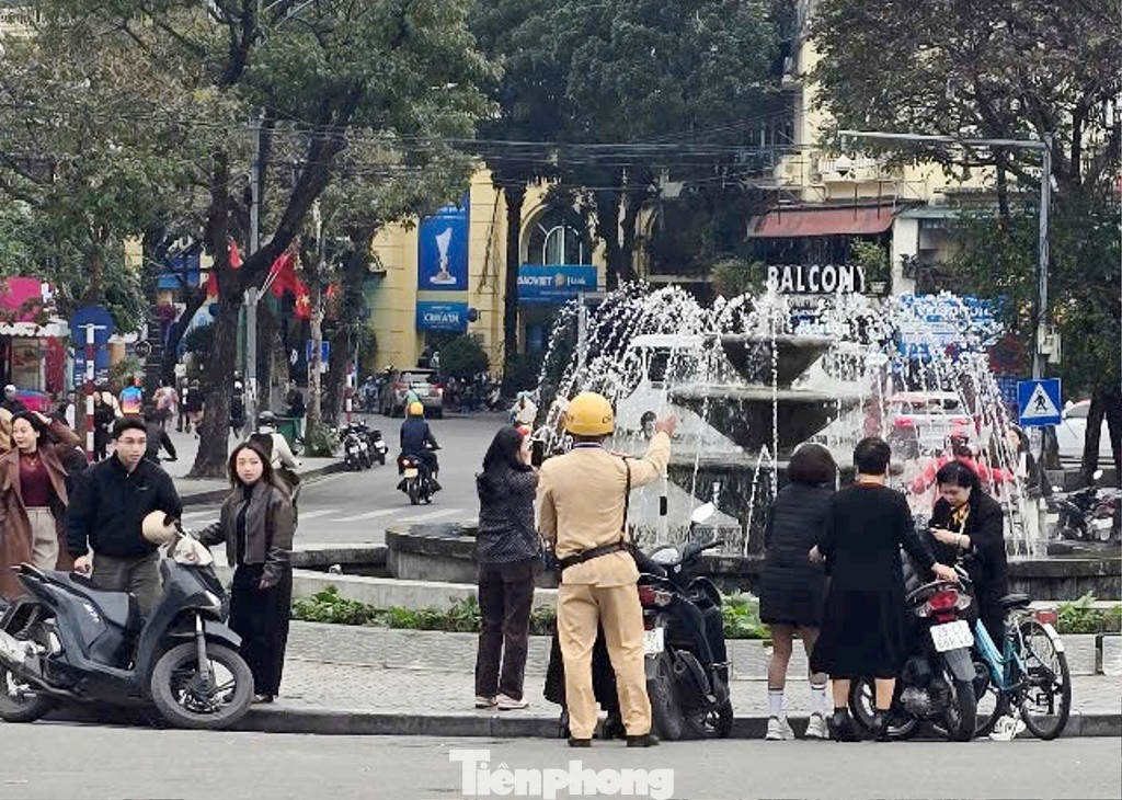 Với khu vực có tập trung đông người và đỗ xe dưới lòng đường CSGT đã yêu cầu người dân di chuyển. CSGT thông báo nếu tái phạm CSGT sẽ tiến hành xử phạt lỗi dừng đỗ xe trái quy định dưới lòng đường.