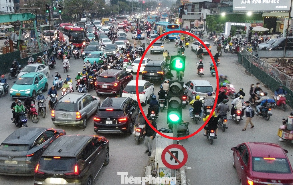 Một nút đèn trên đường Giải Phóng có pha đèn đếm lùi. Một nút đèn trên đường Giải Phóng có pha đèn đếm lùi.