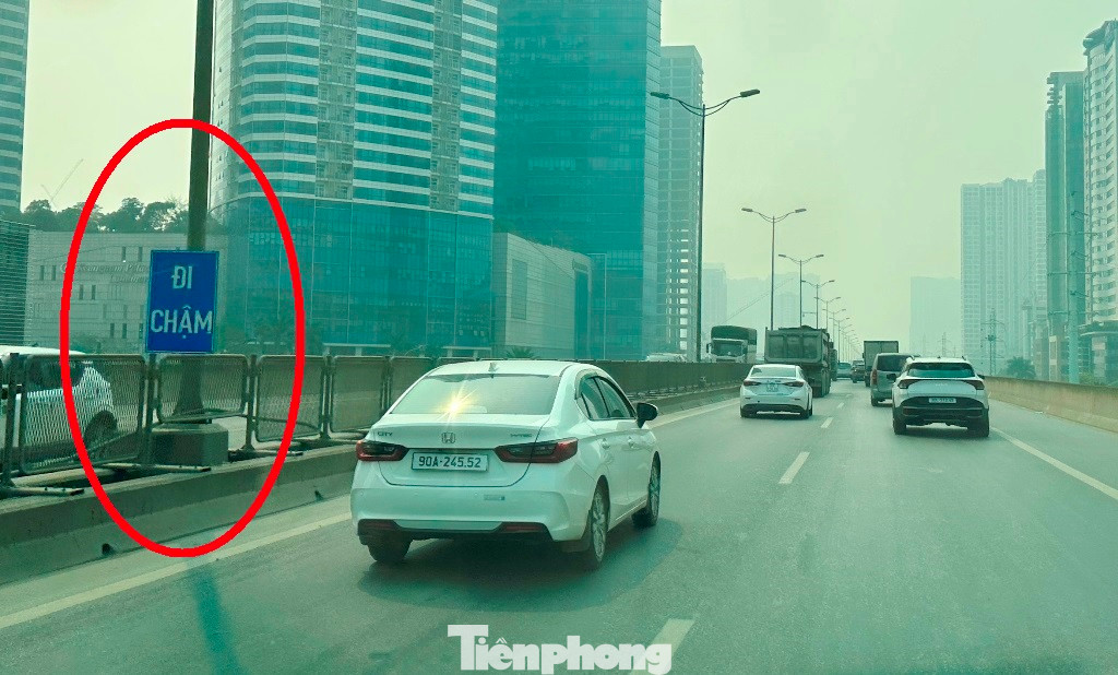 Khi lên đường trên cao, nhiều biển báo yêu cầu lái xe "Đi chậm" tiếp tục được cắm tại nhiều vị trí.