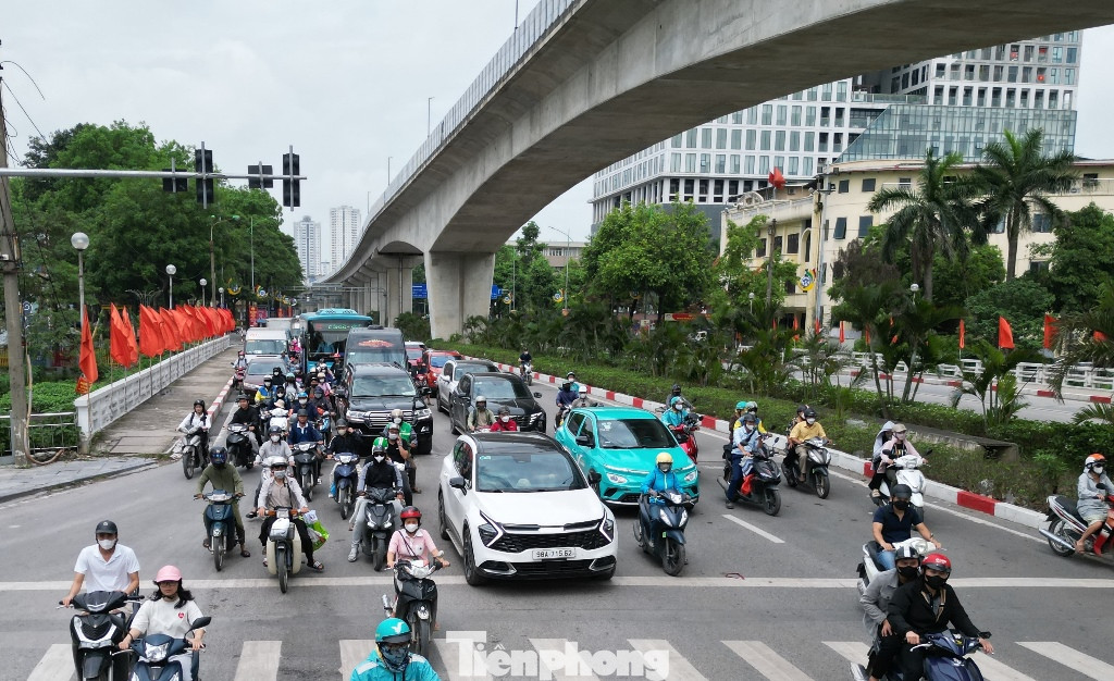 Trước việc giao thông trên trục đường Trần Phú đi lại khó khăn, ùn tắc kéo dài những ngày qua, ông Cường cho biết cùng với cử cán bộ CSGT ra hiện trường điều tiết, Đội CSGT số 7 cũng đã yêu cầu chủ đầu tư và đơn vị thi công đưa ra phương án phân luồng, tổ chức giao thông tại các khu vực có hàng rào vừa mở rộng, cử người phối hợp với CSGT điều tiết, hướng dẫn giao thông vào giờ cao điểm.