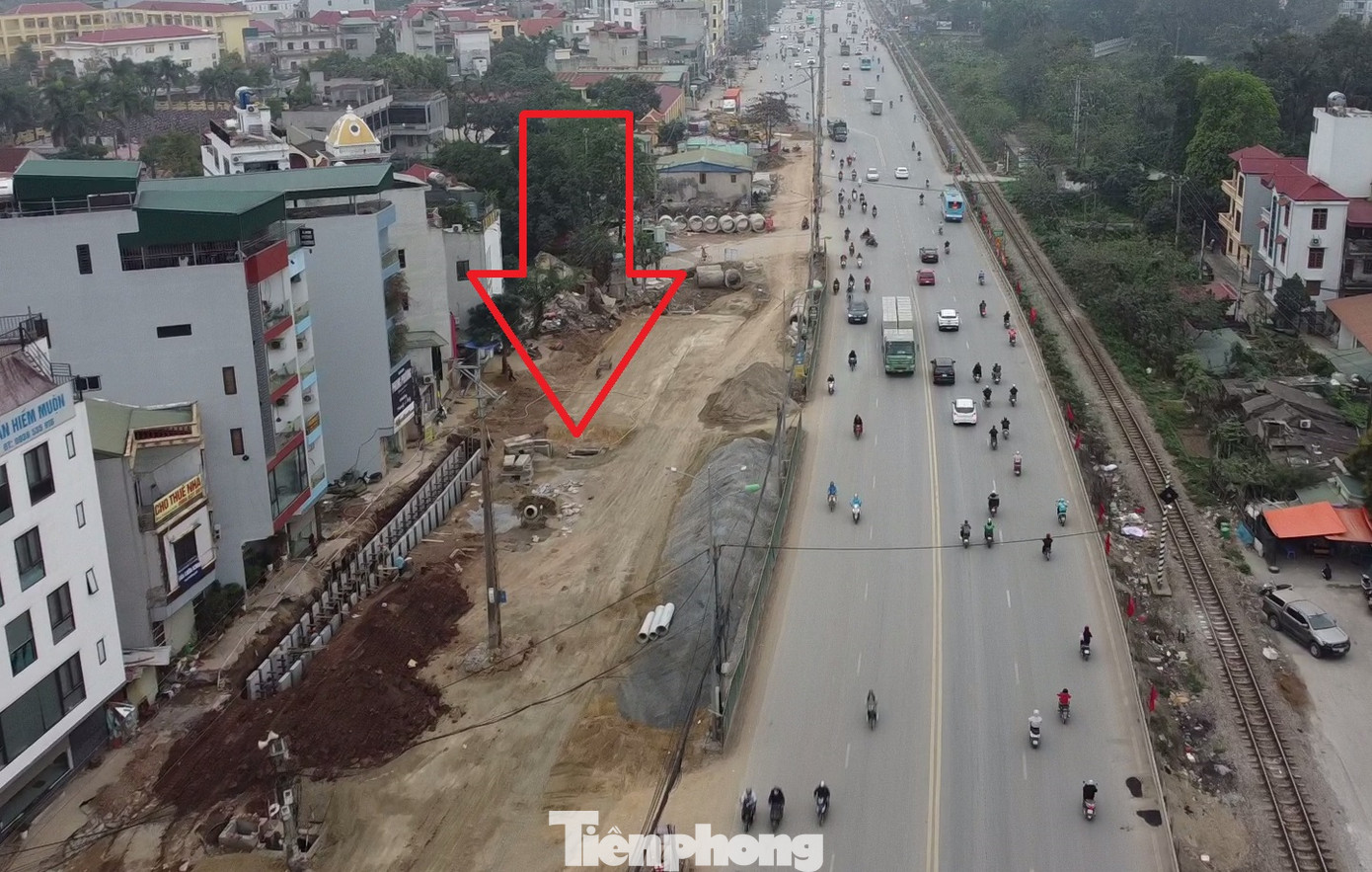 Sở Xây dựng Hà Nội cho biết, dự án cải tạo, nâng cấp QL1 đoạn Ngọc Hồi - Văn Điển do Ban QLDA đầu tư xây dựng công trình giao thông Hà Nội làm chủ đầu tư có thời gian thực hiện từ năm 2010 đến năm 2013 nhưng đến nay vẫn chưa xong và Sở đã nhiều lần phải gia hạn giấy phép thi công. Sở Xây dựng Hà Nội cho biết, dự án cải tạo, nâng cấp QL1 đoạn Ngọc Hồi - Văn Điển do Ban QLDA đầu tư xây dựng công trình giao thông Hà Nội làm chủ đầu tư có thời gian thực hiện từ năm 2010 đến năm 2013 nhưng đến nay vẫn chưa xong và Sở đã nhiều lần phải gia hạn giấy phép thi công.