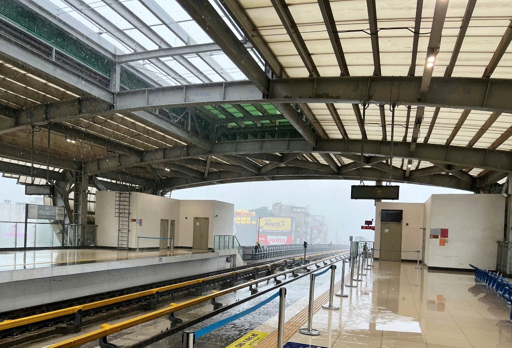 Không chỉ khiến đường ray tàu lênh láng nước, mưa lớn còn khiến sàn ga (kê ga) nơi hành khách đứng chờ và lên xuống tàu lấp xấp nước khiến gây nguy hiểm cho người dân. Không chỉ khiến đường ray tàu lênh láng nước, mưa lớn còn khiến sàn ga (kê ga) nơi hành khách đứng chờ và lên xuống tàu lấp xấp nước khiến gây nguy hiểm cho người dân.