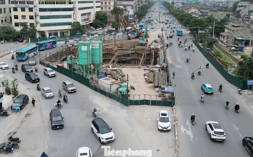 Báo cáo UBND thành phố Hà Nội, đại diện chủ đầu tư cho biết, dự án đã thi công được hơn 70%, khối lượng công việc đang đảm bảo theo kế hoạch. Trong quý IV/2025 dự án sẽ về đích. Báo cáo UBND thành phố Hà Nội, đại diện chủ đầu tư cho biết, dự án đã thi công được hơn 70%, khối lượng công việc đang đảm bảo theo kế hoạch. Trong quý IV/2025 dự án sẽ về đích.