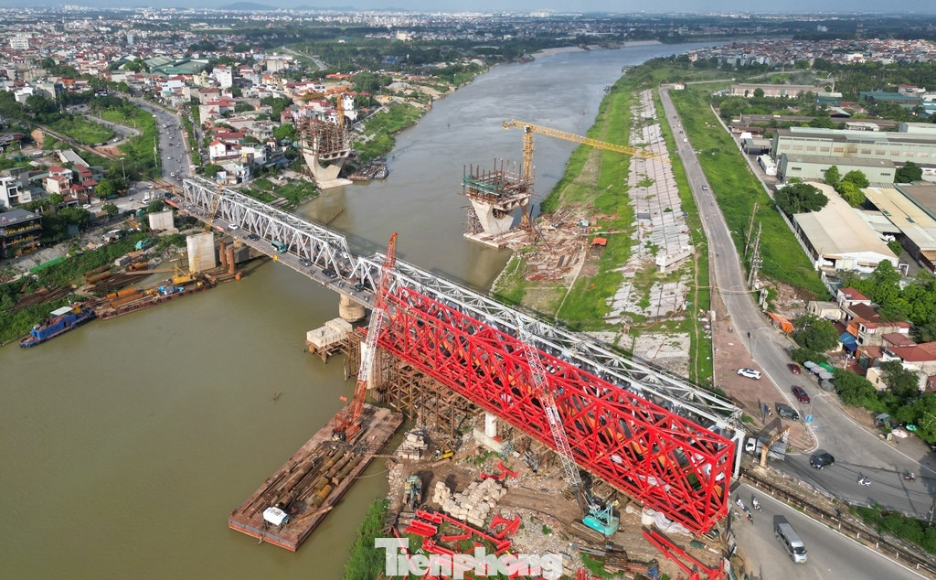 Để khai thác đồng bộ, an toàn đường bộ và đường sắt qua sông Đuống, hiện, dự án xây dựng cầu Đuống mới đang triển khai thi công, trong đó, cầu đường sắt được tách ra khỏi cầu đường bộ, xây dựng độc lập nằm phía thượng nguồn cầu Đuống hiện nay.