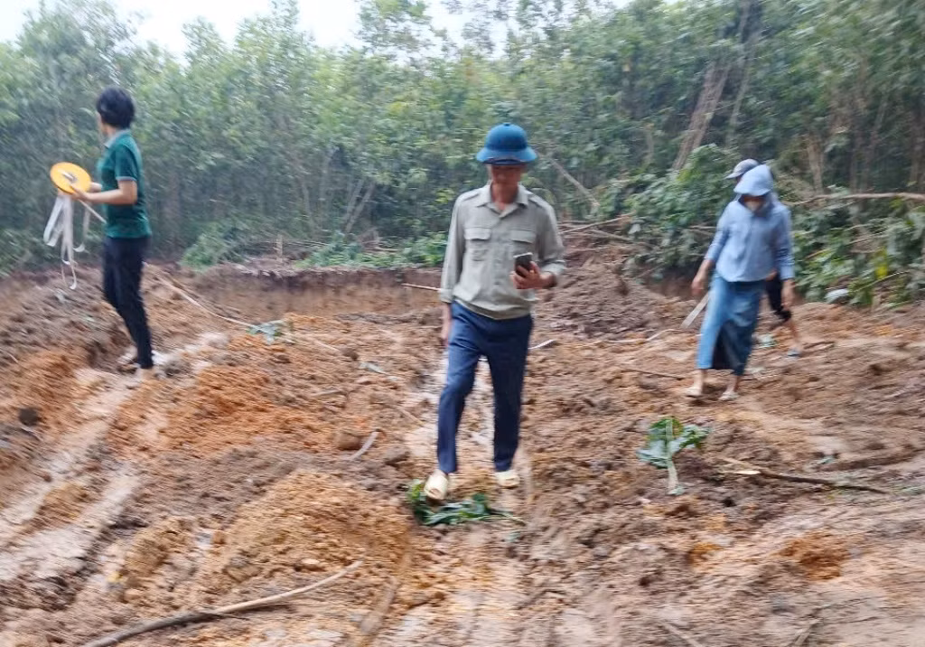 Đại diện UBND xã Cẩm Lĩnh đã đến kiểm tra, ghi nhận, đo đạc, sau đó làm biên bản hiện trường.