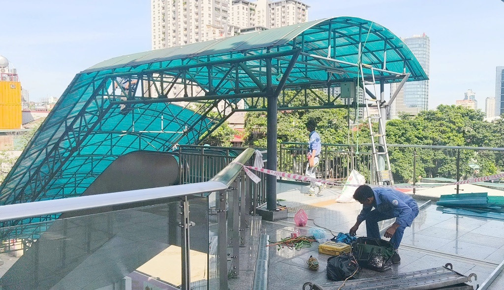 Với hệ thống thang máy, thang cuốn tại 12 nhà ga tuyến đường sắt Cát Linh - Hà Đông, Hanoi Metro cho biết, đang được đội ngũ kỹ thuật Hà Nội Metro kiểm tra, duy tu.
