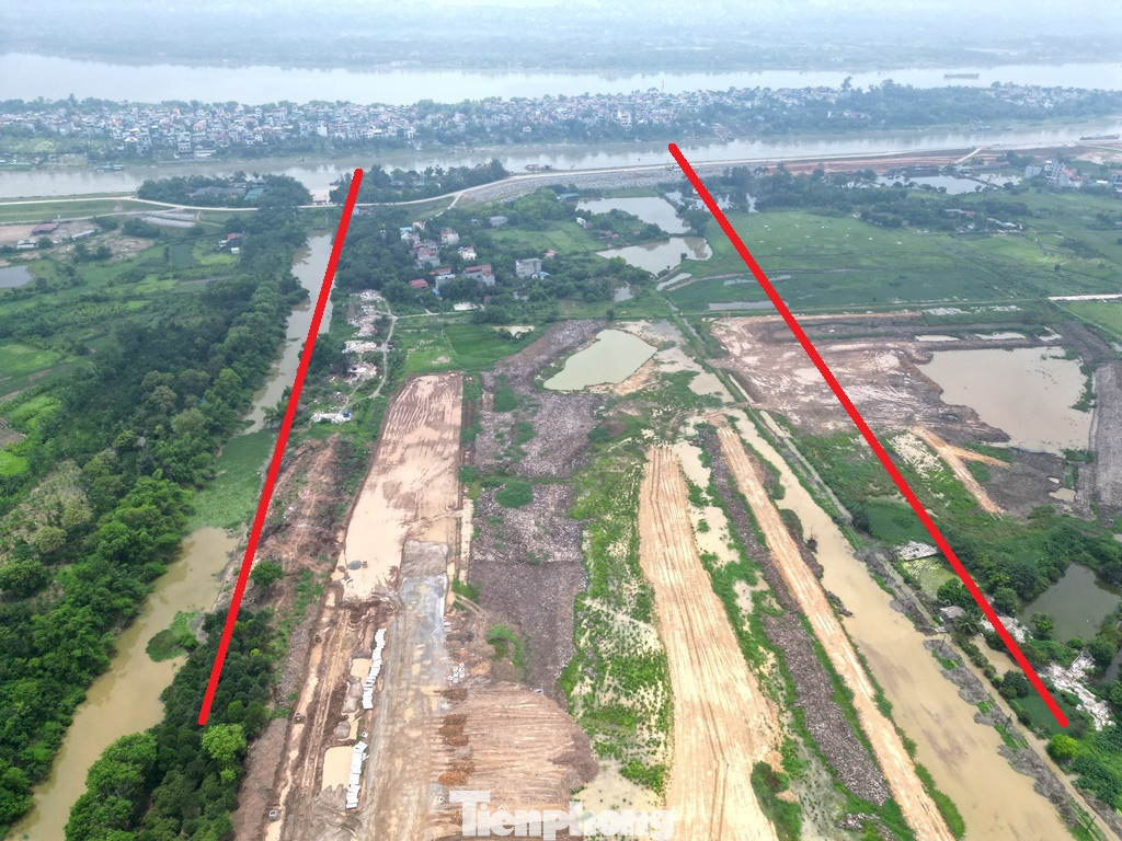 Phạm vi mặt bằng đường dẫn dự án đã được các đơn vị thi công và san lấp ra đến mép sông Đuống phía Đông Anh, xa nữa là sông Hồng. Phạm vi mặt bằng đường dẫn dự án đã được các đơn vị thi công và san lấp ra đến mép sông Đuống phía Đông Anh, xa nữa là sông Hồng.