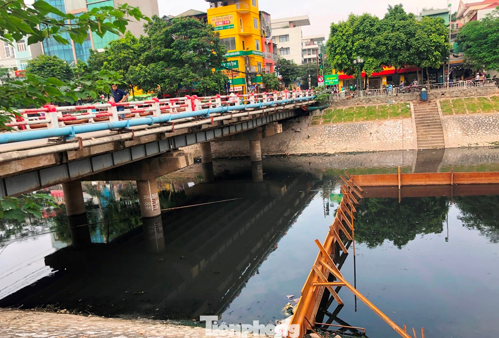 Các đập dâng giữ nước bước đầu được xác định ở các vị gồm: Cầu Cót (Yên Hòa, Cầu Giấy), cầu Dậu (Linh Đàm, Hoàng Mai), cầu Quang (Thanh Liệt, Thanh Trì). Các đập dâng giữ nước bước đầu được xác định ở các vị gồm: Cầu Cót (Yên Hòa, Cầu Giấy), cầu Dậu (Linh Đàm, Hoàng Mai), cầu Quang (Thanh Liệt, Thanh Trì).