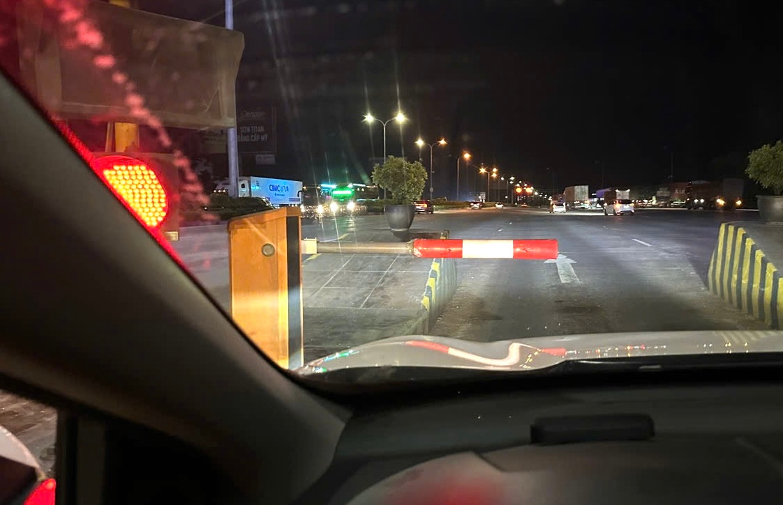 Thời điểm 23h15 ngày 1/6 nhiều xe đi hết tuyến cao tốc Pháp Vân - Ninh Bình chiều Ninh Bình - Hà Nội khi đến trạm thu phí tại huyện Thường Tín, Hà Nội (Trạm thu phí Thường Tín) hệ thống thu phí tự động ETC đã không mở barie để xe (còn tiền trong tài khoản) đi qua.