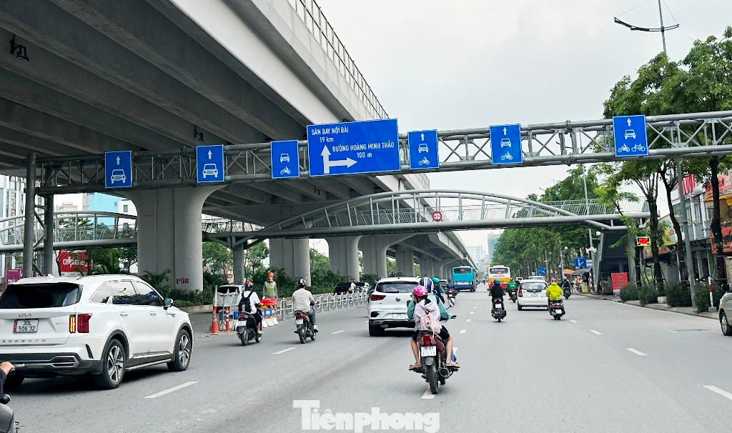 Cùng với đó, tuy hàng rào lắp đặt chưa hoàn thiện nhưng các biển báo phân làn ô tô, xe máy đã được treo, gắn trên giá long môn như đã thực hiện nên nhiều ô tô, xe máy đang gặp khó khăn, lúng túng khi lưu thông trên cả hai tuyến đường.