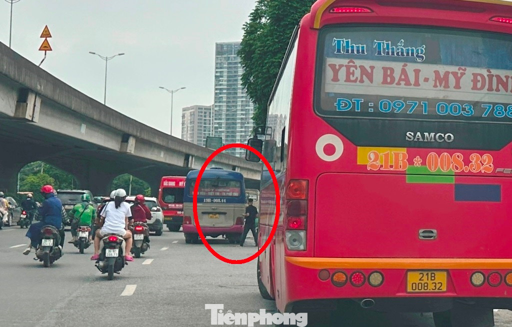 Sáng 30/6, đường Phạm Hùng đông phương tiện, nhưng ô tô khách vẫn nối đuôi nhau dừng đỗ, chiếm hơn 2 làn xe để đón khách. Sáng 30/6, đường Phạm Hùng đông phương tiện, nhưng ô tô khách vẫn nối đuôi nhau dừng đỗ, chiếm hơn 2 làn xe để đón khách.