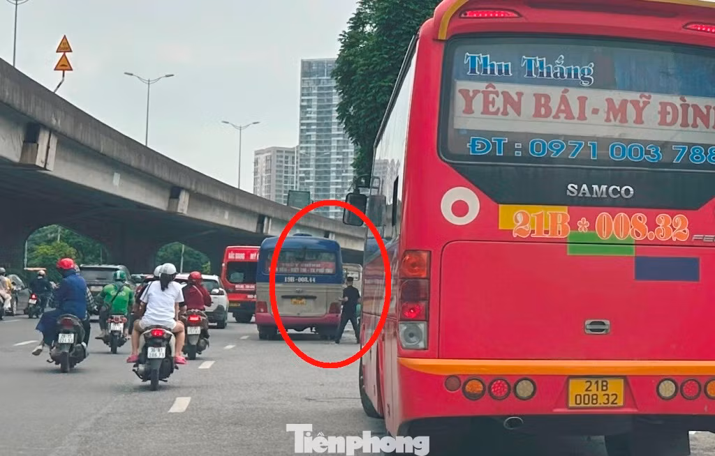 Sáng 30/6, đường Phạm Hùng đông phương tiện, nhưng ô tô khách vẫn nối đuôi nhau dừng đỗ, chiếm hơn 2 làn xe để đón khách.