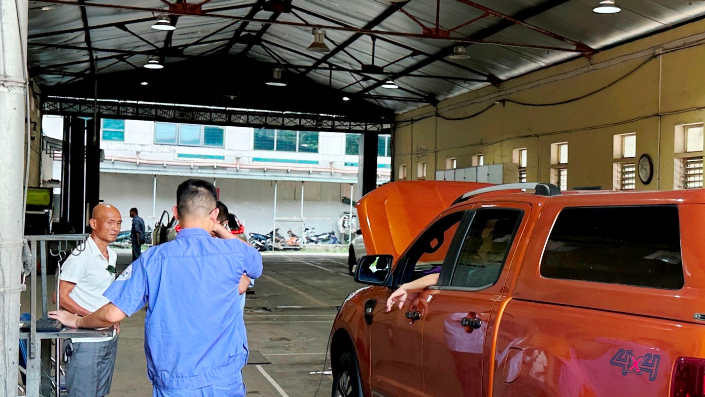 Trong sáng 8/7, trong 60 xe đến đăng kiểm đến 11h thì có hơn 10 xe bị từ chối, trượt đăng kiểm do bị một số lỗi. Trong đó có 3 lỗi thuộc hệ thống kỹ thuật trên xe (như phanh, đèn, điện, hệ thống lái...) không đảm bảo theo yêu cầu, 9 xe bị từ chối ngay từ cửa ra vào do nhân viên kiểm tra, phát hiện xe đang bị dính lỗi bị xử phạt nguội và chưa thực hiện việc xử phạt. Trong sáng 8/7, trong 60 xe đến đăng kiểm đến 11h thì có hơn 10 xe bị từ chối, trượt đăng kiểm do bị một số lỗi. Trong đó có 3 lỗi thuộc hệ thống kỹ thuật trên xe (như phanh, đèn, điện, hệ thống lái...) không đảm bảo theo yêu cầu, 9 xe bị từ chối ngay từ cửa ra vào do nhân viên kiểm tra, phát hiện xe đang bị dính lỗi bị xử phạt nguội và chưa thực hiện việc xử phạt.