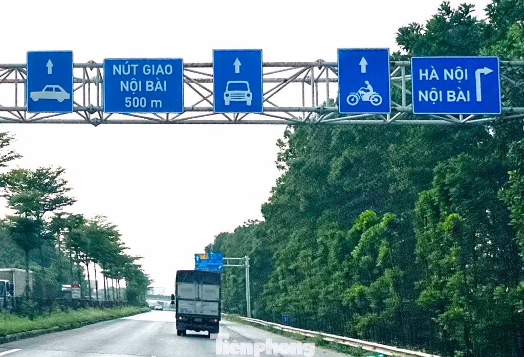 Hiện tuyến đường đang được tổ chức giao thông hỗn hợp (ô tô, xe máy đi chung) và tốc độ thường chỉ đạt cao nhất đến 80 - 90km/h. Hiện tuyến đường đang được tổ chức giao thông hỗn hợp (ô tô, xe máy đi chung) và tốc độ thường chỉ đạt cao nhất đến 80 - 90km/h.