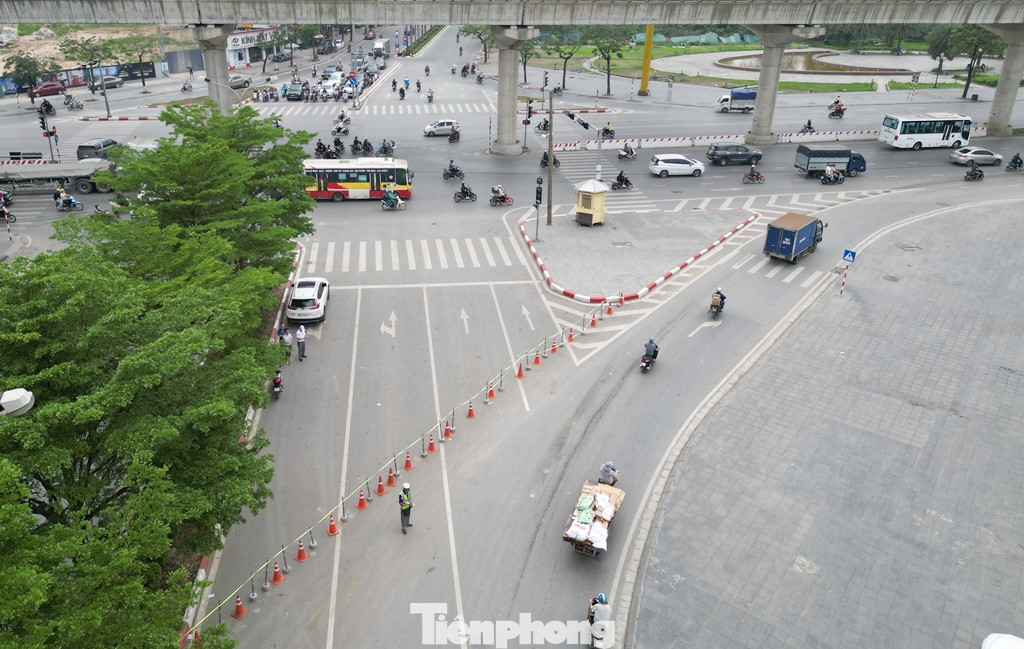 Phương án này đã mang lại hiệu quả rõ rệt khi vào giờ cao điểm, xe đi qua nút từ hai chiều đường Hồ Tùng Mậu đã không còn ùn tắc kéo dài. Đánh giá về hiệu quả ban đầu, đại diện liên ngành cho biết phương án điều tiết giao thông mới qua nút giao Hồ Tùng Mậu - Trần Vỹ vừa giảm được thời gian xe chờ đèn đỏ, vừa giảm xung đột với các phương tiện từ phố Trần Vĩ đi ra như trước đó.