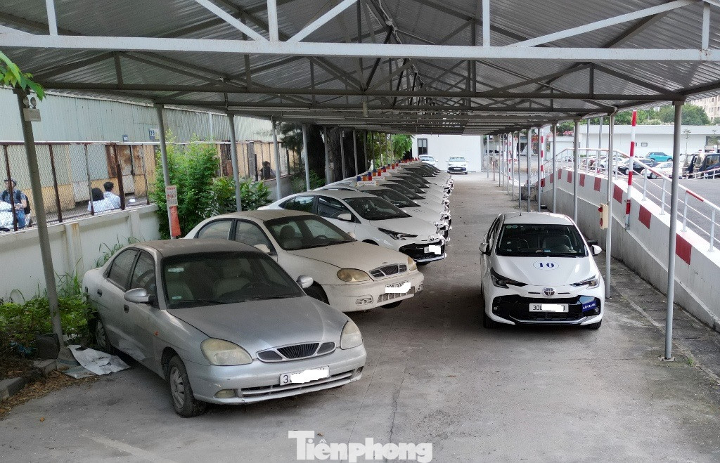 Một số trung tâm sát hạch có nhà để xe nhưng do phương tiện để lâu không hoạt động nên xe đang bị nhiều lớp bụi phủ dày.