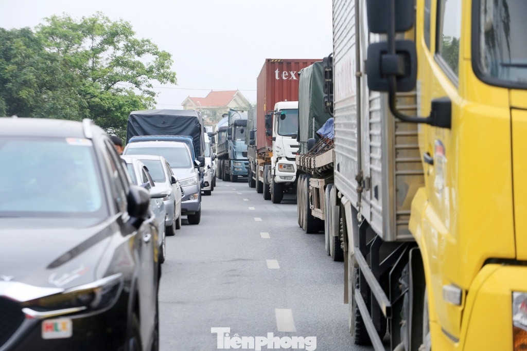 Hiện tuyến đường đang có đông phương tiện qua lại và thường ùn tắc vào dịp cao điểm cuối tuần, lễ Tết. Do mật độ xe ô tô lưu thông đông, đặc biệt là xe tải chở hàng hóa, nên ngoài các bất cập về hạ tầng giao thông, mặt đường xuống cấp, nhiều ý kiến cho rằng việc xe máy đang đi chung đường với ô tô tiềm ẩn nhiều nguy cơ tai nạn.