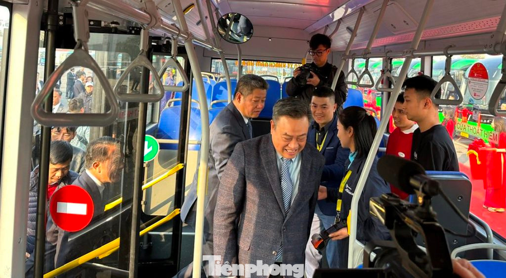 Chủ tịch Hà Nội Trần Sỹ Thanh lên xe và tìm ghế ngồi. Ảnh: Trọng Đảng