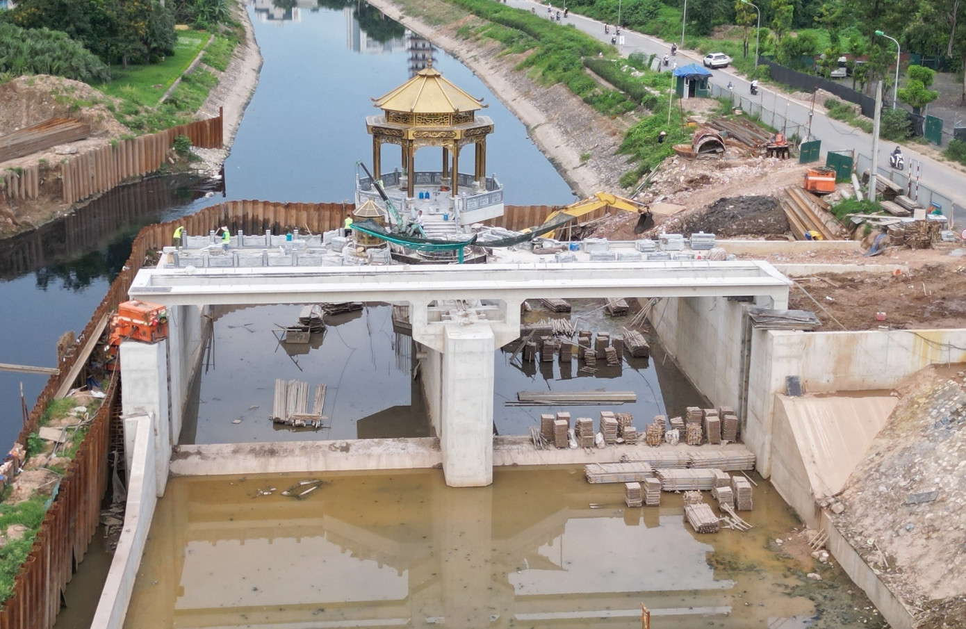 Công trình đập dâng Thanh Liệt - đập dâng được xây dựng đầu tiên trên sông Tô Lịch, được bố trí ở khu vực cầu Quang, phường Hoàng Liệt. Công trình đập dâng Thanh Liệt - đập dâng được xây dựng đầu tiên trên sông Tô Lịch, được bố trí ở khu vực cầu Quang, phường Hoàng Liệt.