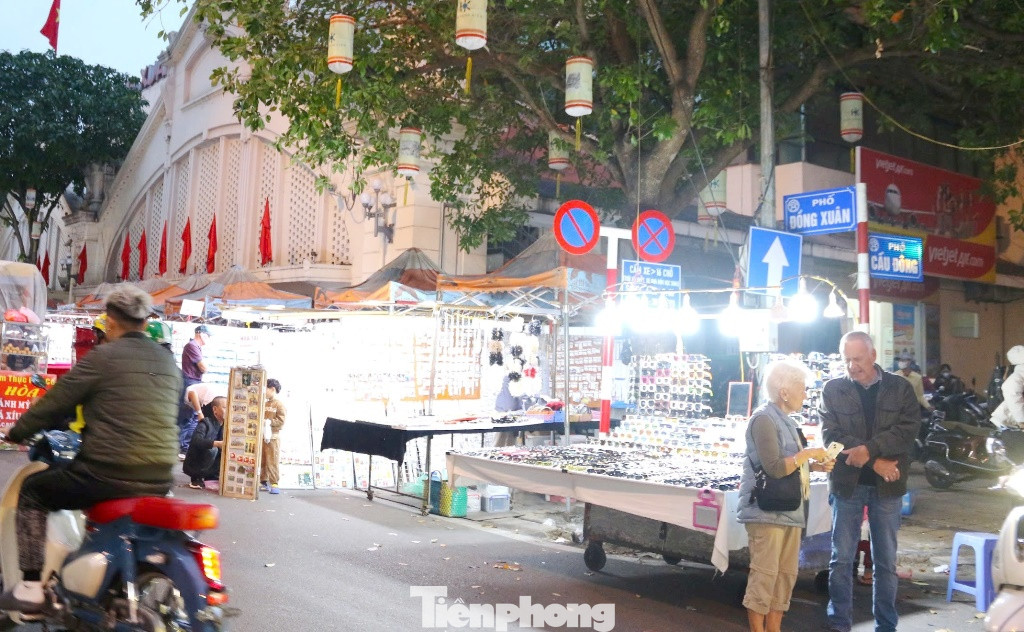 Tại khu vực chợ Đồng Xuân, phạm vi cấm xe ô tô 16 chỗ vào phố cổ bắt đầu từ phố Cầu Đông trở vào.