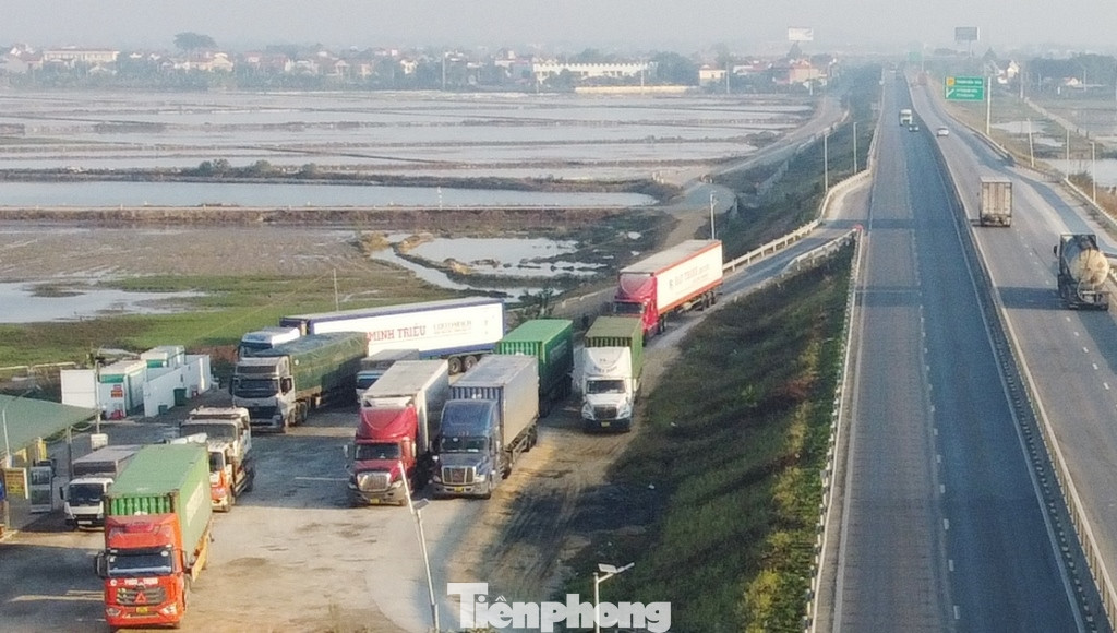 Cục Đường Bộ Việt Nam cho biết hiện toàn bộ 11 dự án cao tốc Bắc Nam đưa vào sử dụng vừa qua đã có nhà đầu tư trúng thầu xây dựng hệ thống trạm dừng nghỉ theo tiêu chuẩn, tuy nhiên công việc này đang bị triển khai chậm do nhiều nguyên nhân, trong đó có việc mặt bằng dự án các trạm dừng nghỉ được các địa phương bàn giao chậm.