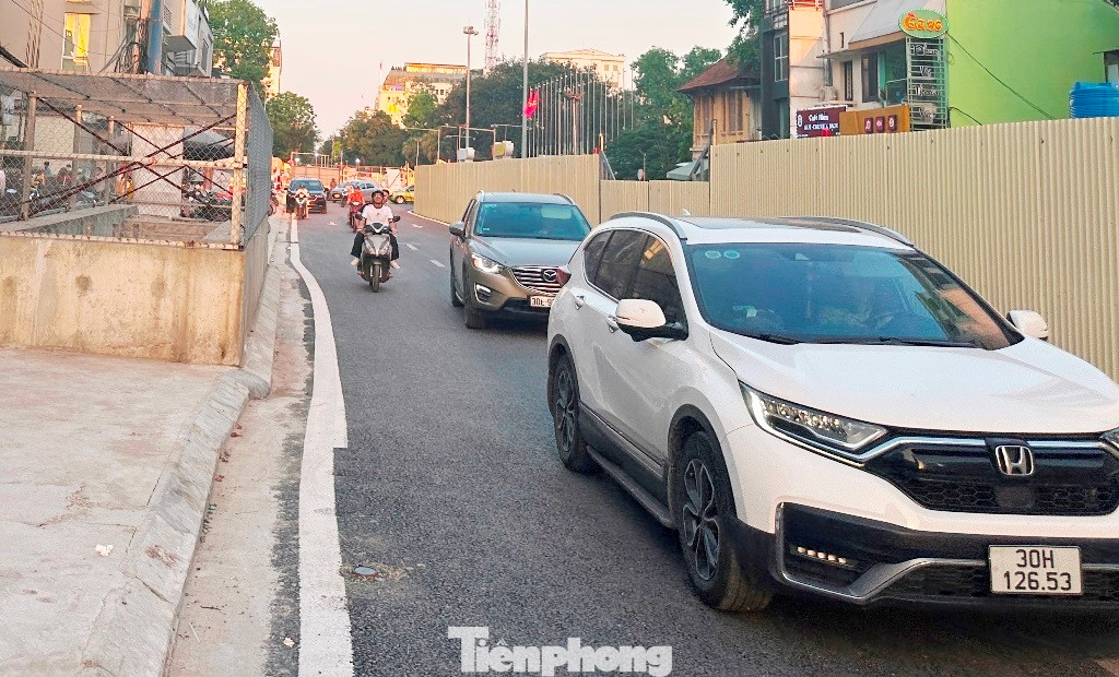 Với những đoạn phố Trần Hưng Đạo còn hàng rào thi công, thậm chí phải mở rộng, đơn vị thi công vừa lên phương án có 3 đoạn phải tổ chức lại giao thông, trong đó có cho xe đi một chiều.