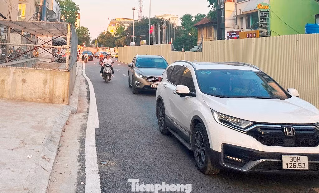 Với những đoạn phố Trần Hưng Đạo còn hàng rào thi công, thậm chí phải mở rộng, đơn vị thi công vừa lên phương án có 3 đoạn phải tổ chức lại giao thông, trong đó có cho xe đi một chiều.