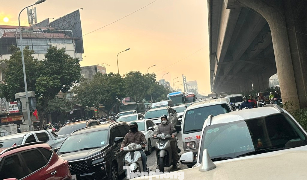 Các phương tiện nêm chặt, nhích dần qua nút giao ùn tắc.