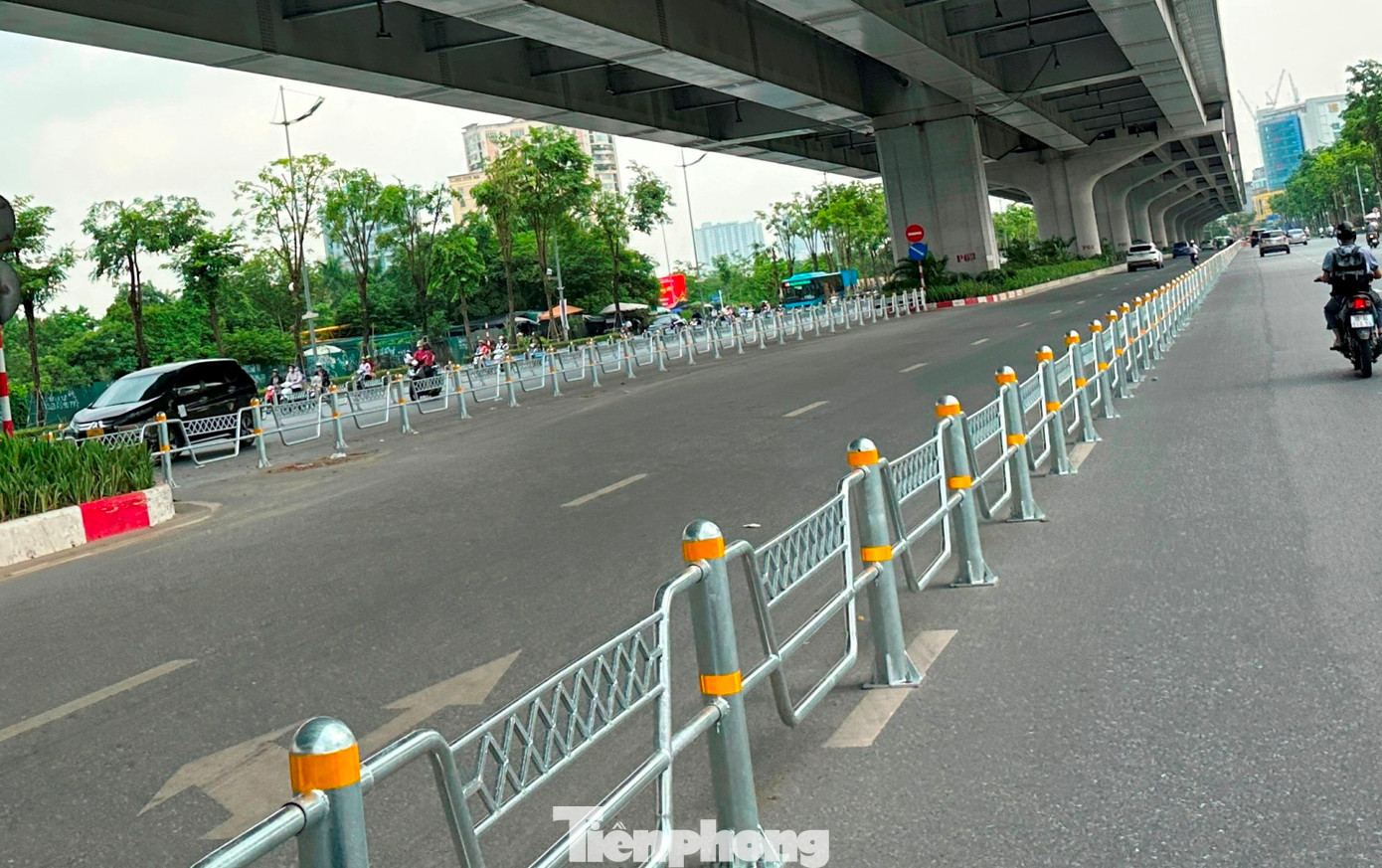 Để việc phân làn có hiệu quả và tránh xung đột giao thông, Sở Xây dựng cũng đóng nhiều điểm quay đầu ở dải phân cách giữa.