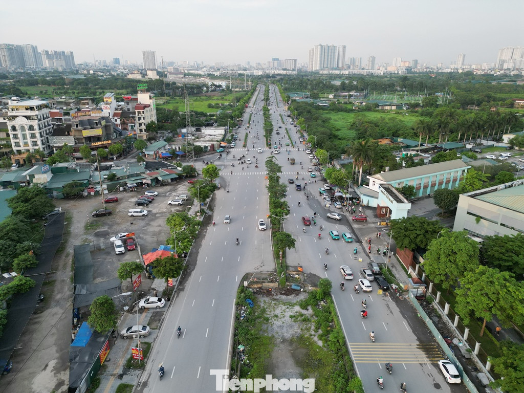 Hiện tuyến đường dài 2,5 km, rộng 10 làn xe với hạ tầng đồng bộ, dải phân cách chia các làn ô tô xe máy đã thông xe và đặt tên là đường Phạm Tu hơn 5 năm nay