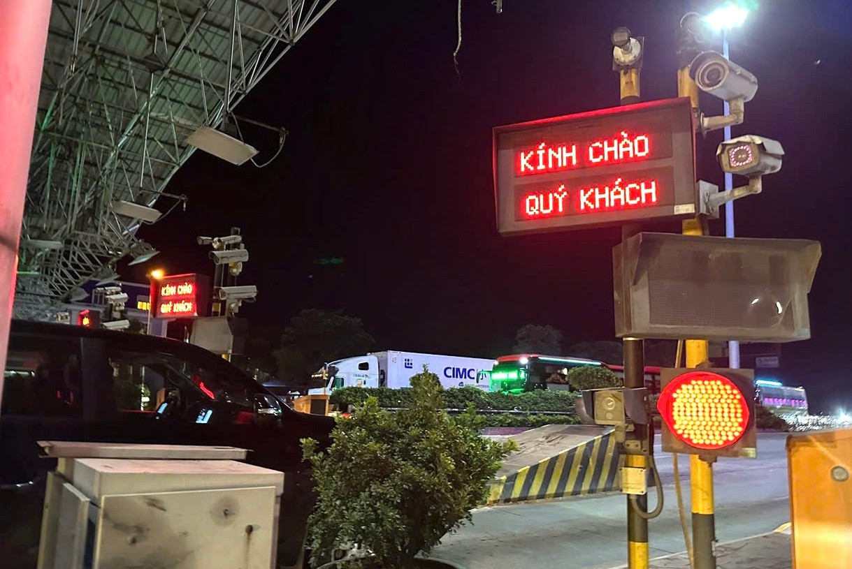 Xe đến hệ thống các cửa/làn thu phí vẫn nhận diện được xe và hiển thị dòng chữ "Kính chào quý khách", nhưng không mở barie.