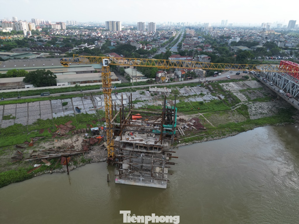 Phần trụ cầu T4 ở phía Long Biên đang thi công cầm chừng để chờ mặt bằng thi công các phần việc tiếp theo trong đó có đúc dầm vượt sông và làm cầu cạn (đường lên xuống cầu).