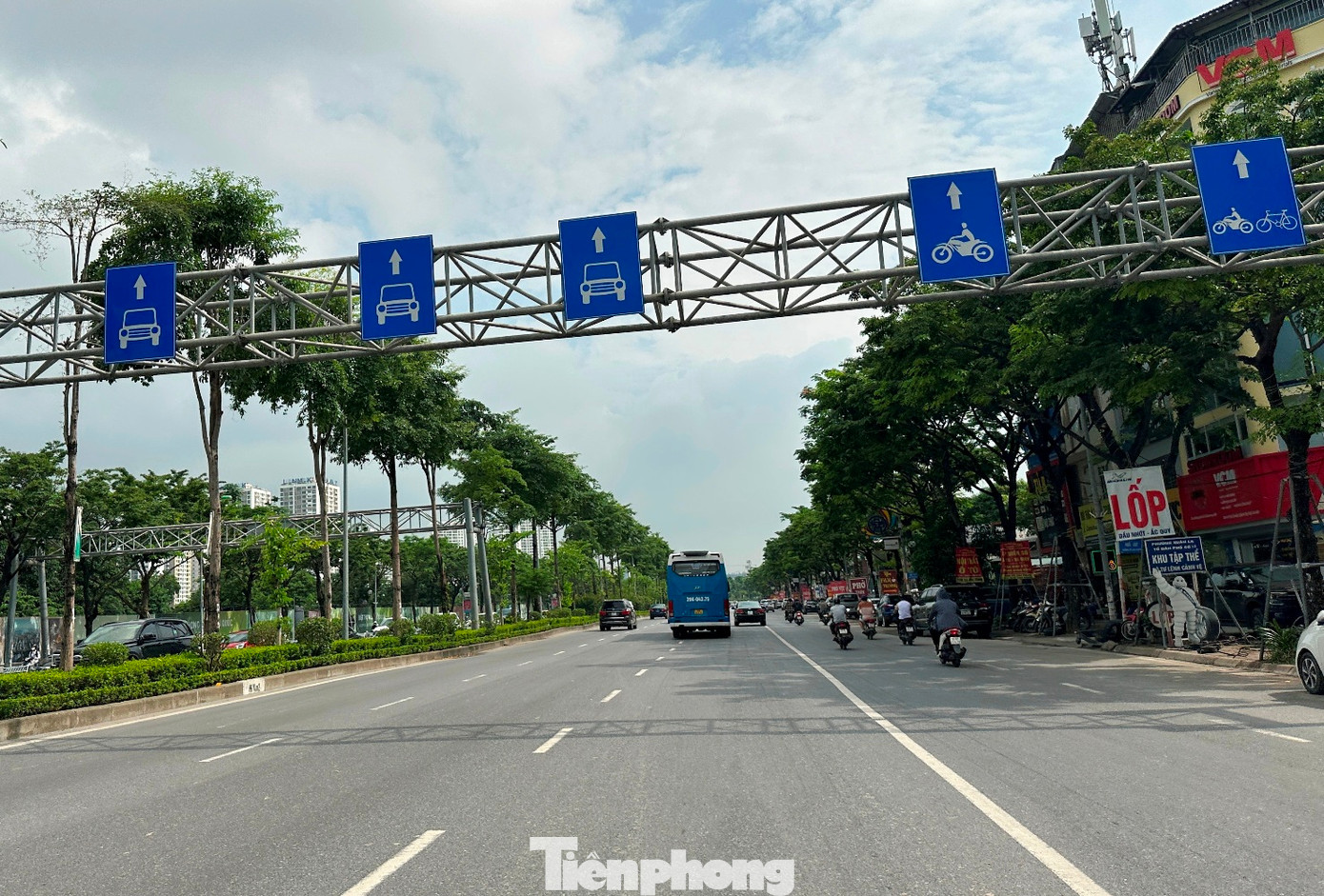 Cùng với đó, trước khi đến các đầu đoạn đường có hàng rào sắt tách dòng xe, biển báo quy định làn ô tô, xe máy đã được treo trên giá long môn để chủ xe nhận biết, chọn làn đi phù hợp từ xa.