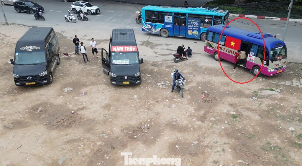 Cùng với đón khách, tại đây nhiều xe khách còn nhận chở cả hàng (vòng tròn) không khác gì bến lậu.