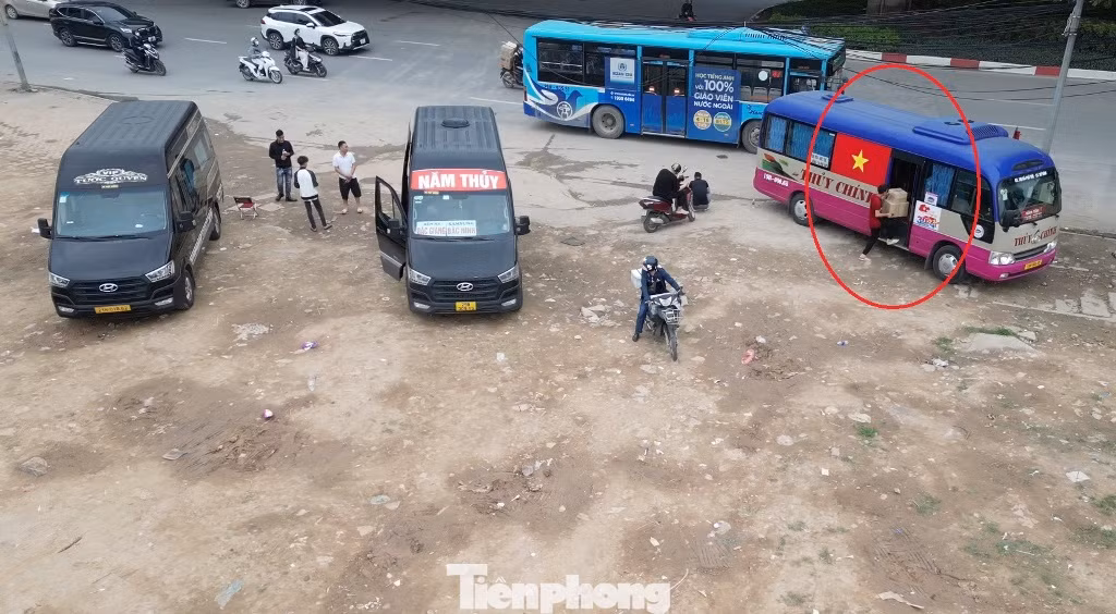 Cùng với đón khách, tại đây nhiều xe khách còn nhận chở cả hàng (vòng tròn) không khác gì bến lậu. Cùng với đón khách, tại đây nhiều xe khách còn nhận chở cả hàng (vòng tròn) không khác gì bến lậu.