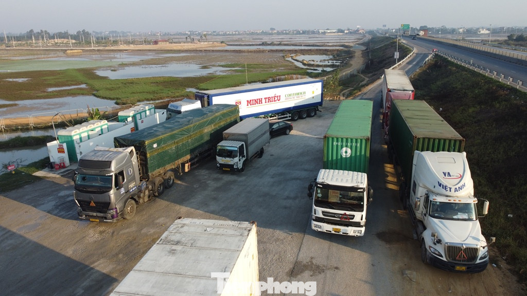 Vào ban ngày, tại các trạm dừng nghỉ từ Ninh Bình về đến Bãi Vọt (Hà Tĩnh) cũng xảy ra tình trạng quá tải xe có nhu cầu vào dừng đỗ để lái xe đường dài vào nghỉ ngơi. Có thời điểm trạm ghi nhận gần 10 xe và đỗ là "khóa" cả lối vào trạm dừng nghỉ tạm.