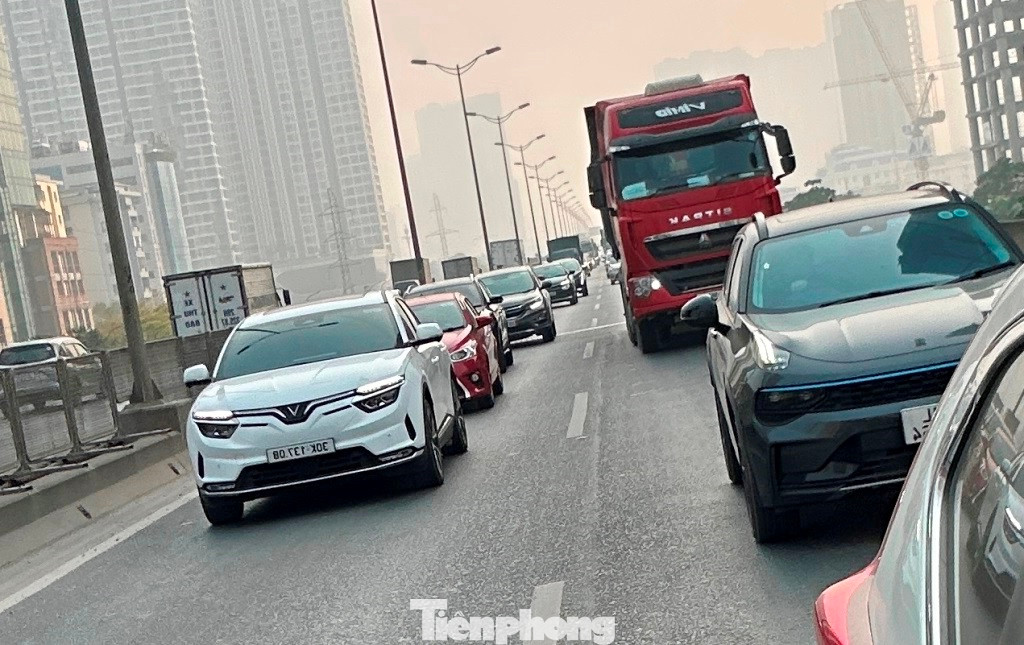 Do lượng xe đông và lưu thông với tốc độ chậm, nên trong sáng nay ùn tắc kéo dài đã diễn ra trên đường Vành đai 3 trên cao.