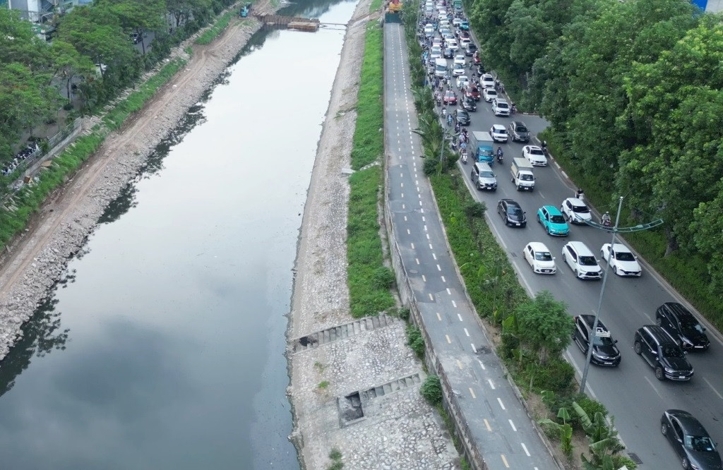 Sở Xây dựng cho biết, theo báo cáo của đơn vị vận hành tuyến xe đạp công cộng đầu tiên trên địa bàn Hà Nội, tuy có đường dành riêng, nhưng hiệu quả người dân sử dụng xe đạp công cộng trên tuyến đường Láng đang rất thấp, nhiều đoạn xe phải dừng chạy vì công trường xây dựng. Sở Xây dựng cho biết, theo báo cáo của đơn vị vận hành tuyến xe đạp công cộng đầu tiên trên địa bàn Hà Nội, tuy có đường dành riêng, nhưng hiệu quả người dân sử dụng xe đạp công cộng trên tuyến đường Láng đang rất thấp, nhiều đoạn xe phải dừng chạy vì công trường xây dựng.