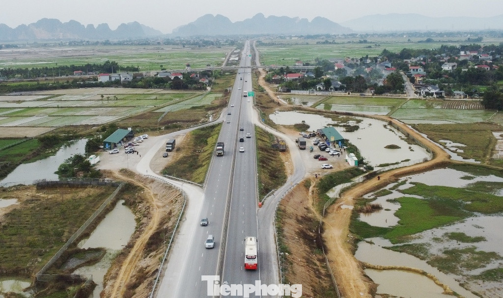 Nhìn từ trên cao, một trong ba trạm dừng nghỉ tạm nằm song song nhau, được bố trí trên cao tốc Bắc - Nam đoạn từ Hà Tĩnh đến Ninh Bình. Nhìn từ trên cao, một trong ba trạm dừng nghỉ tạm nằm song song nhau, được bố trí trên cao tốc Bắc - Nam đoạn từ Hà Tĩnh đến Ninh Bình.
