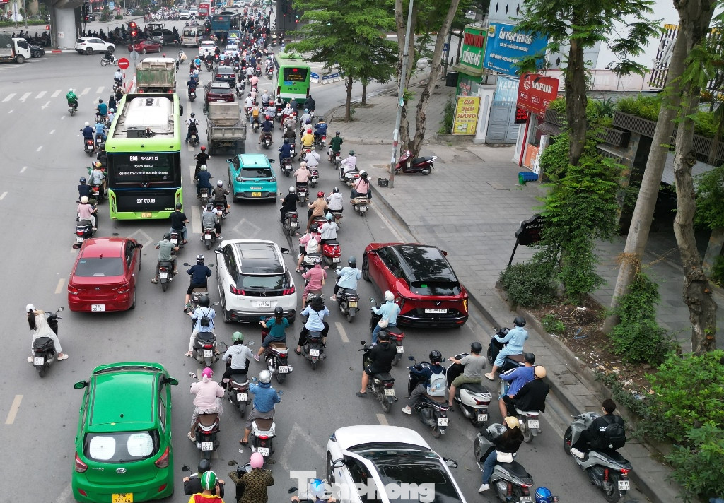 Sáng 23/4, ùn ứ đường Nguyễn Hữu Thọ hướng Linh Đàm qua nút. Sáng 23/4, ùn ứ đường Nguyễn Hữu Thọ hướng Linh Đàm qua nút.