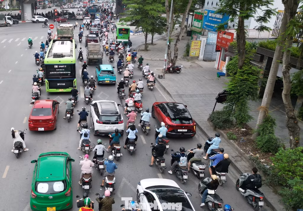 Sáng 23/4, ùn ứ đường Nguyễn Hữu Thọ hướng Linh Đàm qua nút. Sáng 23/4, ùn ứ đường Nguyễn Hữu Thọ hướng Linh Đàm qua nút.